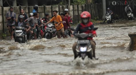 Diguyur Hujan Lebat Ruas Jalan Cakung Cilincing Terendam Banjir