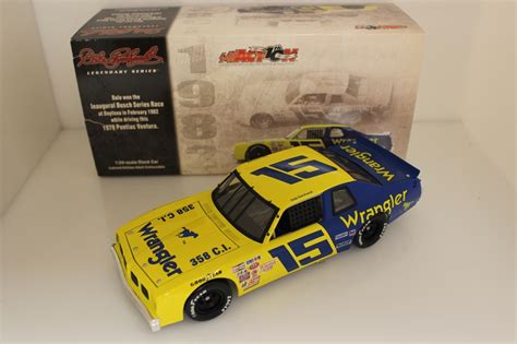 Dale Earnhardt 2002 #15 Wrangler 1:24 Nascar Diecast Legendary Series