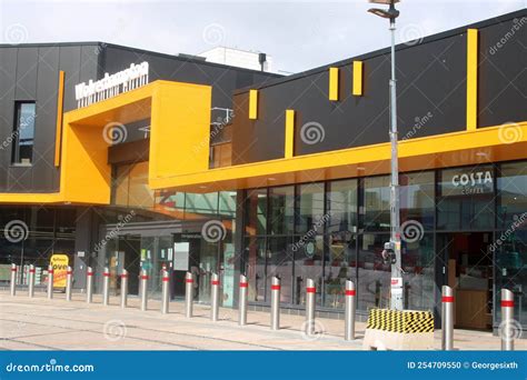 New Entrance, Wolverhampton Railway Station Editorial Image - Image of ...