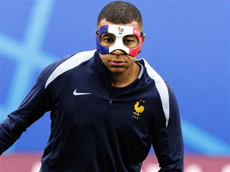 Kylian Mbapp Rocks French Colored Mask After Breaking Nose