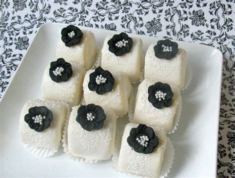 Decorated Mini Yodels - Decorated Cake by Sweet Creations - CakesDecor