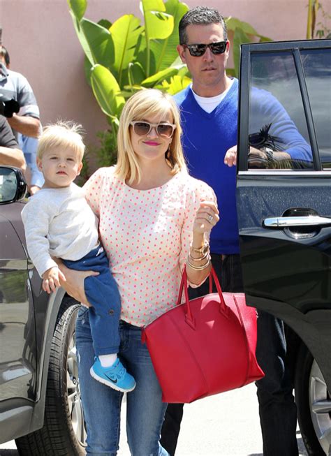 Reese Witherspoon & Family Out For Lunch In Santa Monica | Celeb Baby Laundry