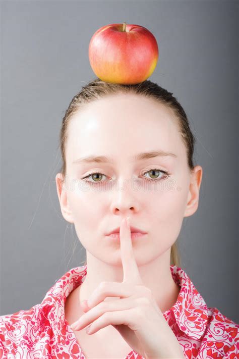 Individuo Divertido Con Una Manzana En Su Cabeza Imagen De Archivo