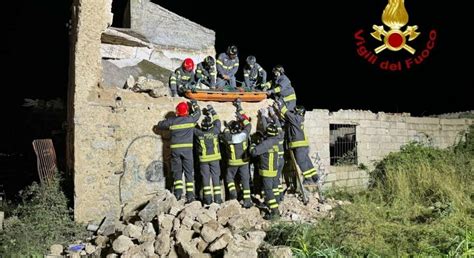 Nuoro Crolla Tetto Di Un Casolare Morti Due Ragazzini Di 14 E 15 Anni