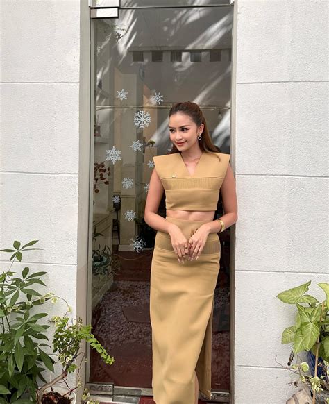 Áo độn vai sơ mi màu nude bí quyết khoe dángkhông lộ của các mỹ nhân