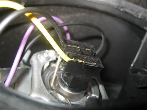 Замена лампочки ближнего света — Peugeot 307, 1,6 л, 2005 года ...
