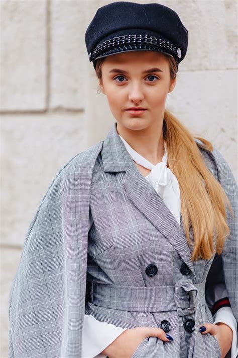 Uma Menina Bonito Bonita Em Um Terno Moda Anda Em Torno Da Cidade E