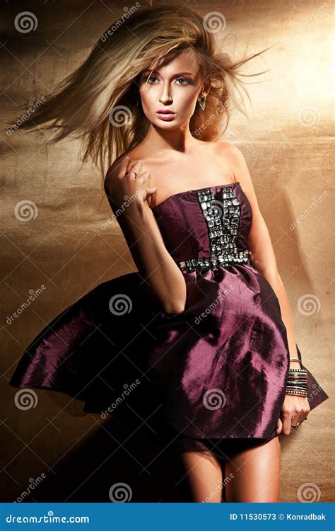 Assez pose de blonde image stock Image du beauté adulte