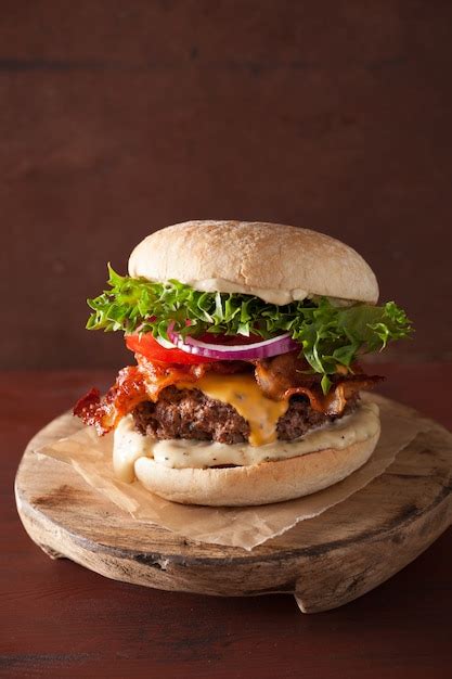 Hambúrguer de queijo bacon cebola de tomate rissol de carne Foto