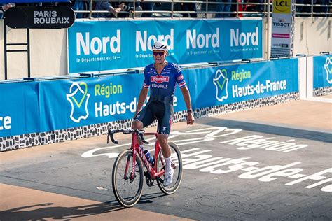 Van Der Poel Naar Winst In Parijs Roubaix Cyclingonline Nl