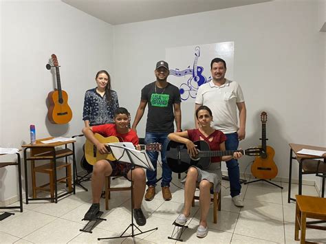 Início das aulas gratuitas para instrumentos musicais no Centro