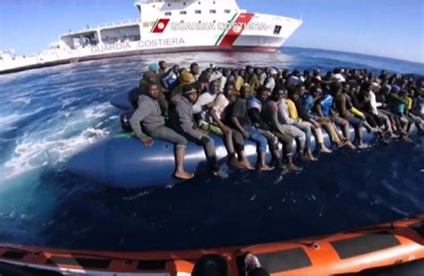 La Guardia Costiera Italiana Salva Migranti Rds Grandi Successi