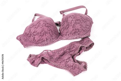 Conjunto Ropa Interior De Mujer De Color Rosa Lencer A Sobre Fondo