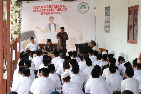 Santri Dukung Ganjar Gelar Pelatihan Public Speaking Di Pekanbaru