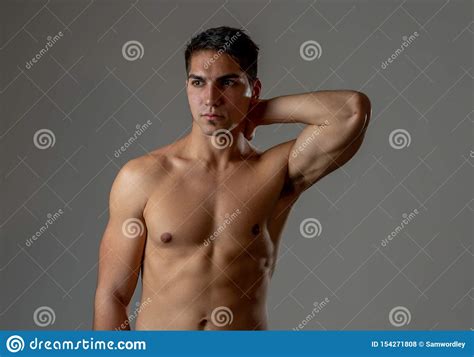 Medio Retrato De La Longitud Del Hombre Atl Tico Hermoso Sano Fuerte