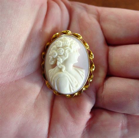 10k Yg Victorian Pink Queen Conch Shell Cameo Pendant Brooch From