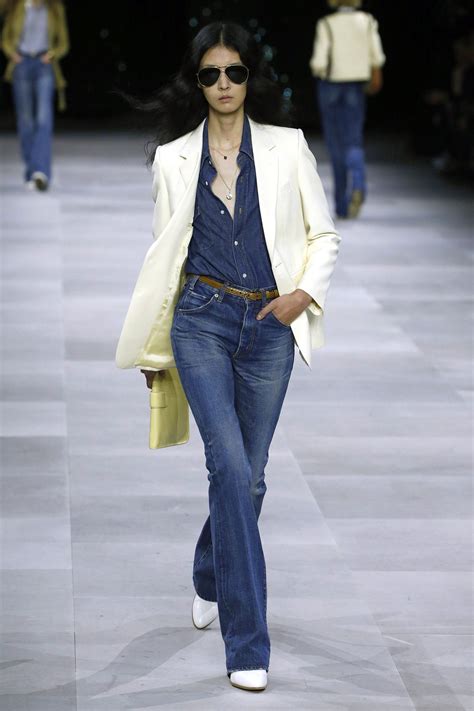 Jeans Acampanados En Primavera Cómo Combinarlos Y Las Tendencias Vogue