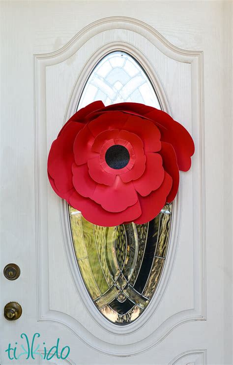 Paper Poppy Wreath Tutorial for Memorial Day with Michaels Paper ...