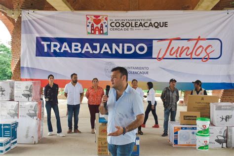 Ponciano Vázquez entrega equipos y material didáctico a las escuelas de