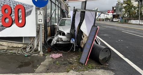 台東6旬婦開車恍神自撞路燈 差點撞進加油站！2人命大僅輕傷 社會 Ctwant