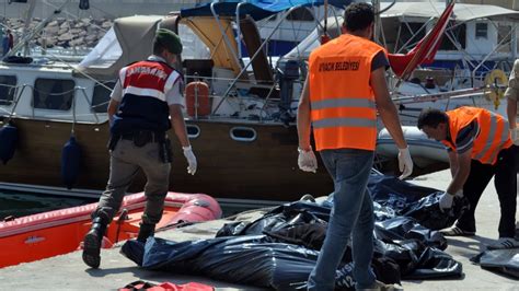 2 Dead After Migrant Boat Sinks Off Turkeys Coast