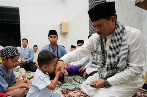 Salat Isya Di Musala Baiturahim Wali Kota Salurkan Bantuan Pembangunan