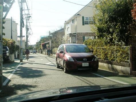 狭い道路や山道で安全にすれ違う方法｜自動車保険はソニー損保