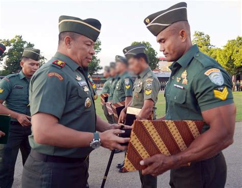 Infopublik Danrem Lilawangsa Beri Penghargaan Kepada Prajurit Tni