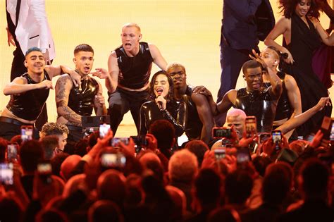 El cruce hot entre Rosalía y Rauw Alejandro en la ceremonia de los Latin Grammy Infobae