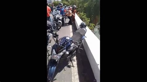 Motociclista Bate Em Mureta E Cai De Viaduto Nas Margens De Canal Na