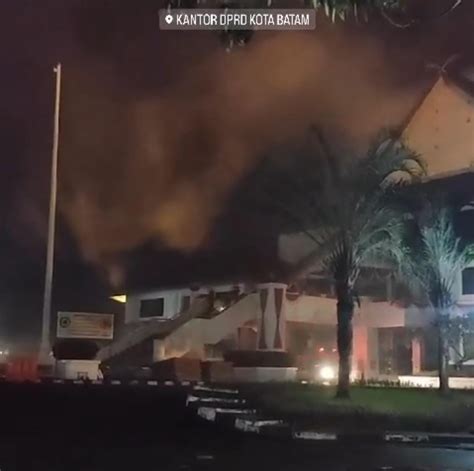 Kantor Dprd Kota Batam Di Batam Centre Terbakar Pada Dini Hari Kepridotid