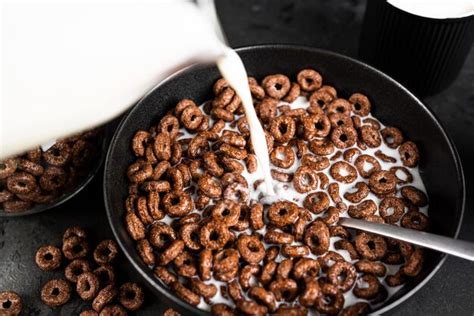 Anillos De Ma Z Chocolate Con Leche Aislado Sobre Fondo Oscuro Desayuno