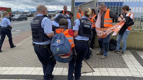 Polizei Mit Presslufthammer Und L Gegen Klima Aktivisten In Bielefeld