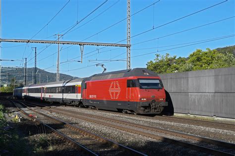 Re 460 091 2 durchfährt am 20 09 2023 den Bahnhof Gelterkinden