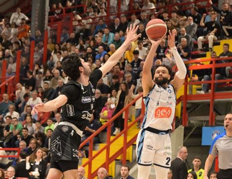 Sconfitta Per La Generazione Vincente Napoli Basket Trento Si Impone