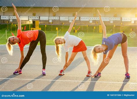 Actieve Familie In De Openlucht Twee Blonde Vrouwen Zussen En Hun Dochters In De Stijl Van De