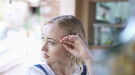 Blonde Sexy De Belle Fille Le Matin Posant Dans La Salle De Bains Action Jeune Femme Blonde Se