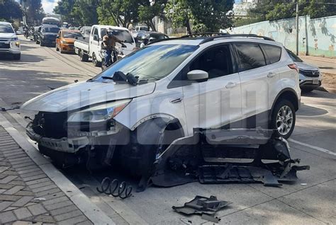 Camioneta Termina Destartalada Al Intentar Capearse A Motociclista