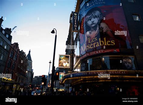 London Theatreland Shaftesbury Avenue London Uk Queens Theatre Les