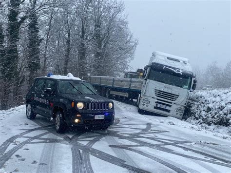 Baiso Autoarticolato Bloccato Dalla Neve Sulla Sp Gazzetta Di Reggio