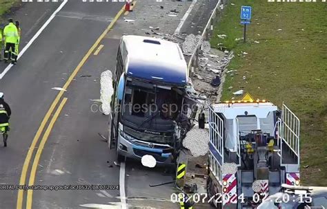 Número de mortos em acidente entre ônibus e micro ônibus em SP sobe