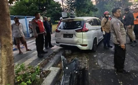 Mobil Hilang Kendali Lalu Tabrak Pohon Di Tenggilis Surabaya Tiga