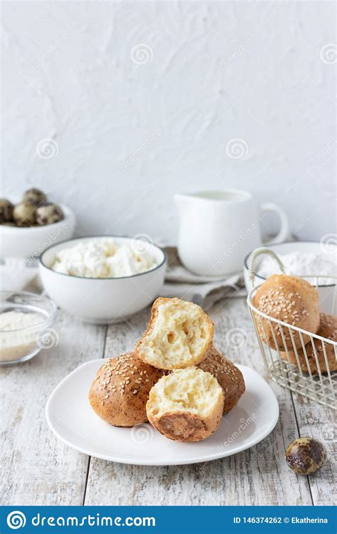 Bolos Do Requeij O Em Ovos De Codorniz E Em Farinha De Arroz Como Uma