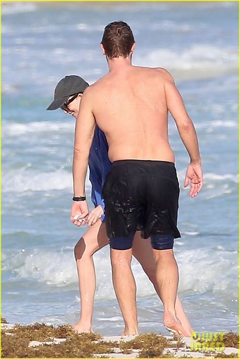 Dakota Johnson Chris Martin Spend New Year S At The Beach Together In