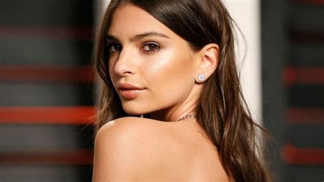 Emily Ratajkowski In Micro Bikini Slip Striminzito Scopre Parti Intime