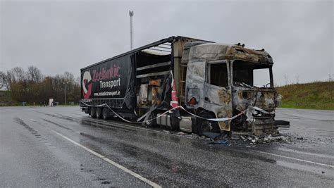 Lastbil udbrændt på rasteplads