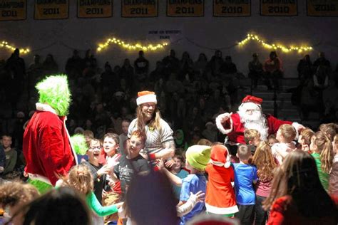 Concord Monitor Photos Santa Puts The Hurt On The Grinch At Jingle Brawl