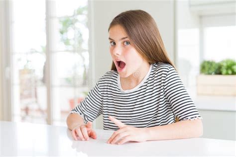 Belle Jeune Fille à La Maison Criant Et Hurlant Haut Et Fort à Côté De