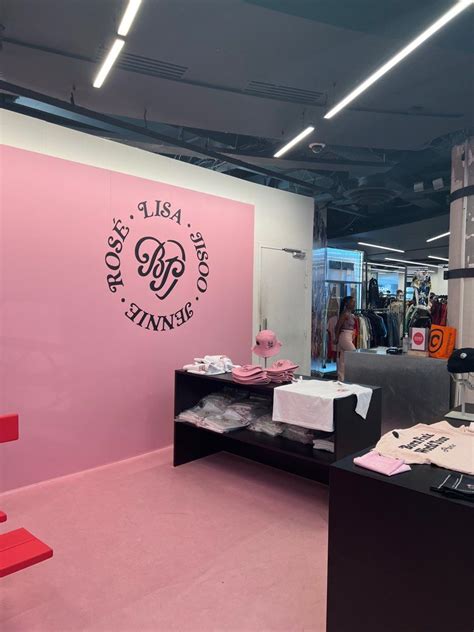 Blackpink x Verdy Bornpink Pop up merch Paris 興趣及遊戲 收藏品及紀念品 韓流