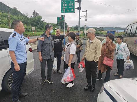 落石阻路，民警暖心转移受阻群众获赞扬澎湃号·政务澎湃新闻 The Paper